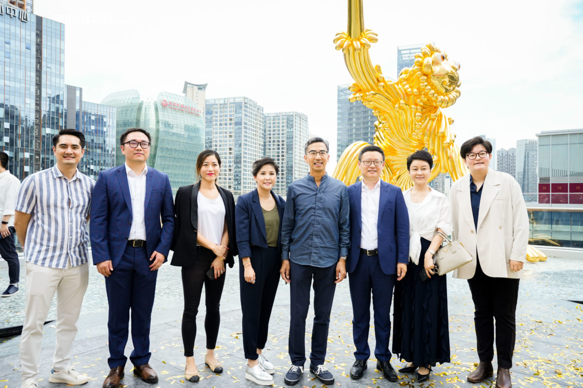 香港置地中国区总裁凌常峰先生 右三 Benoy董事兼香港公司执行主管曾慧沂 Teri Tsang 左四 和双方团队合影